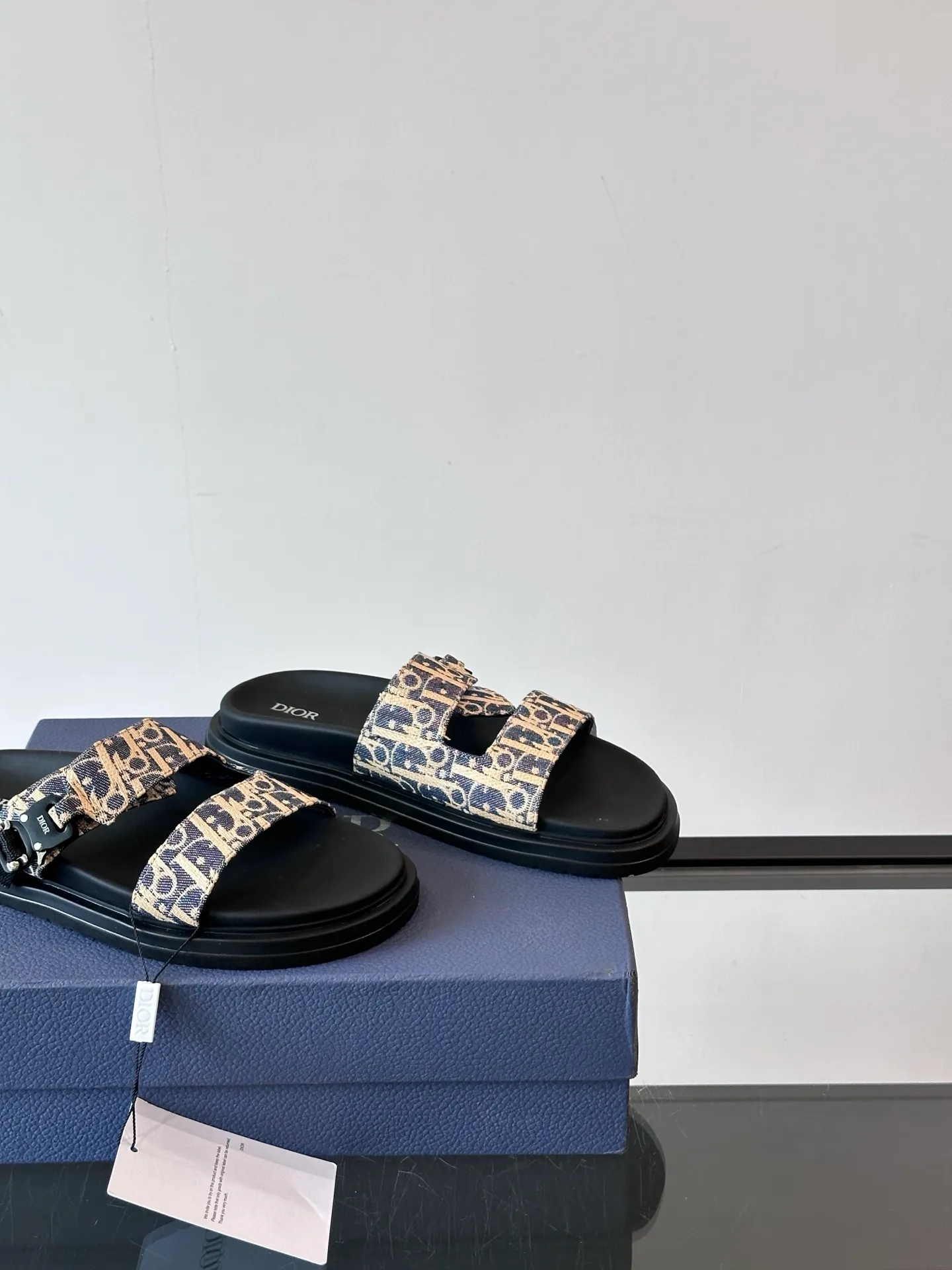 Factory price: 300💰Dior Aqua men's sandals and slippers. Showcasing Dior haute couture design. The Dior gray suede strap is accented with an aluminum Dior buckle for added style. Paired with a comfortable tonal notch sole, they pair easily with shorts or jeans for a sophisticated look. Main body: suede cow leather, technical fabric lining: cow leather, with adjustable straps, aluminum Dior buckle, Dior gray EVA insole, tonal notch rubber outsole splicing structure👌👌 size: 38-44 (45.46 customized)
